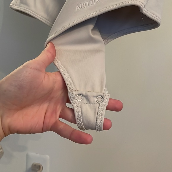 Aritzia Contour Crew Shortsleeve Bodysuit - Picture 9 of 9